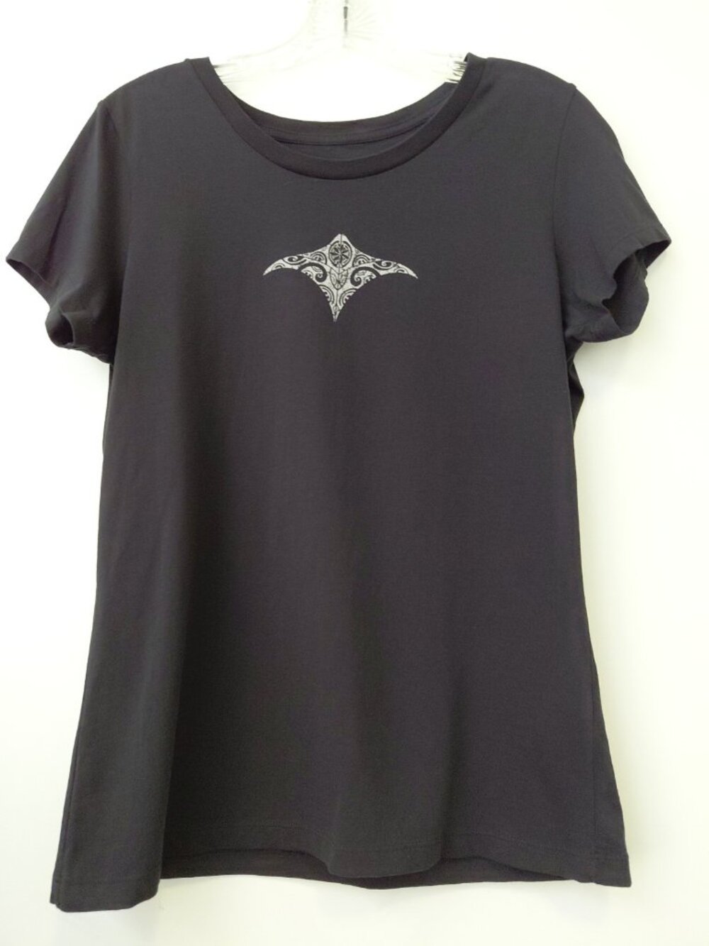 Crazy Shirts Women's Tee Polynesian Style Tribal Manta Ray Graphic Med Black